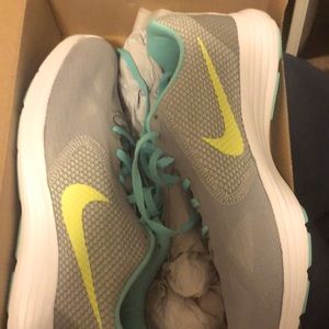 BNIB women’s Nike revolution 3 size 9.5 grey and turquoise